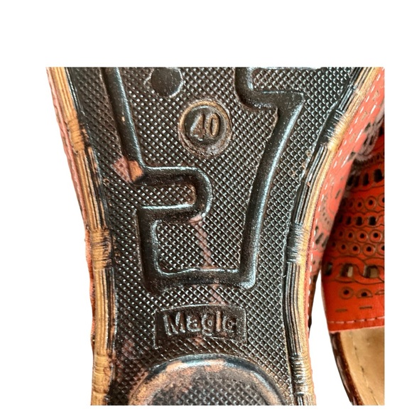 La Pinta Magic Medallion Sandals - Picture 7 of 8